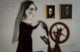 Mujeres, animales y paisajes míticos habitan su universo simbólico y profundamente humano