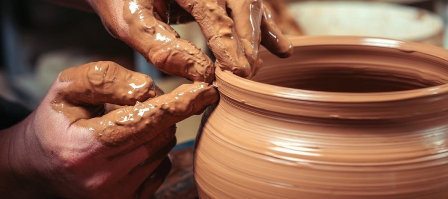 Barro y madera: el hogar de los relatos