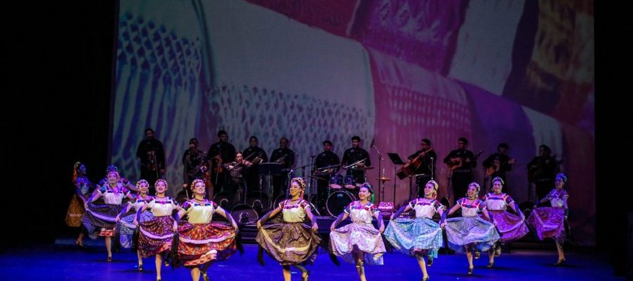 Gala con la compañía folclórica sinaloense