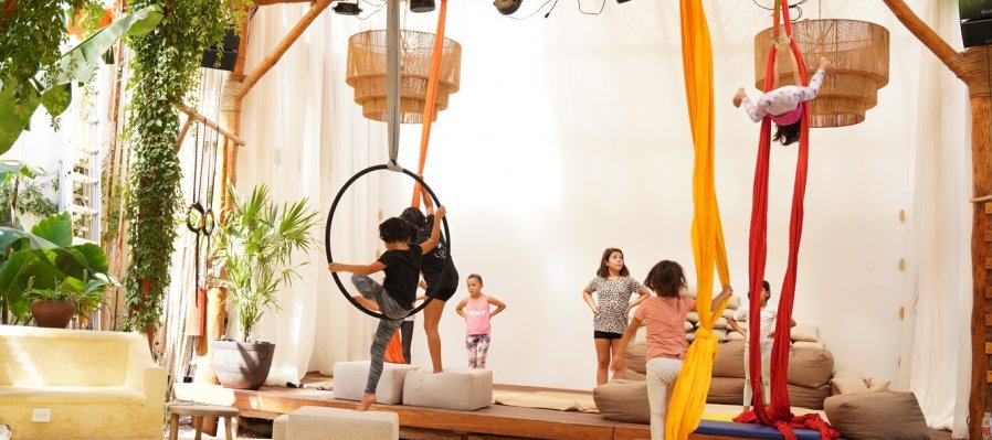Acrobacia aérea en tela para niños