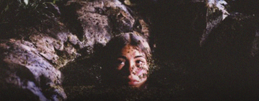 La niña en la piedra
