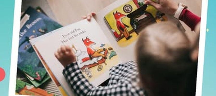 Leyendo entre flores