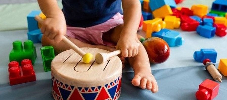 Arrullos cantando, bebés abrazando