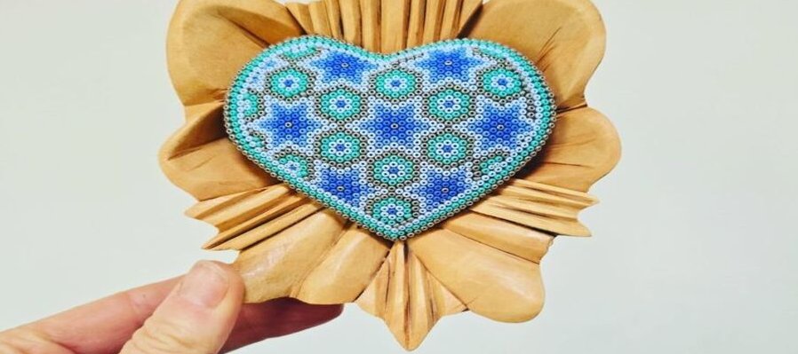Creación de arte huichol