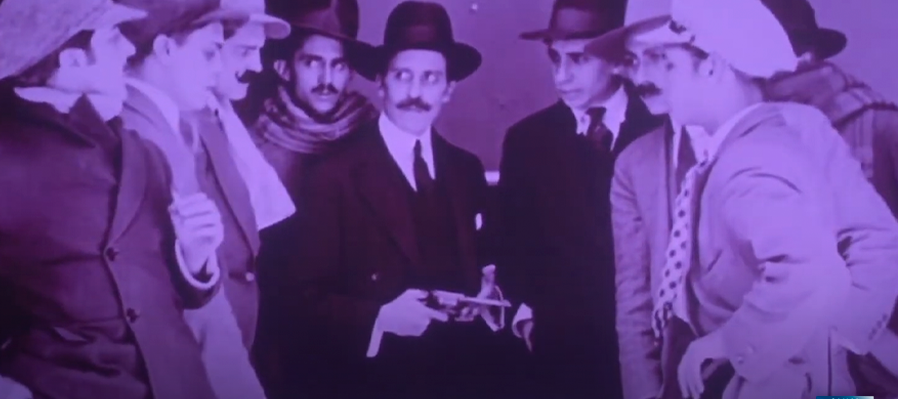 La banda del automóvil gris