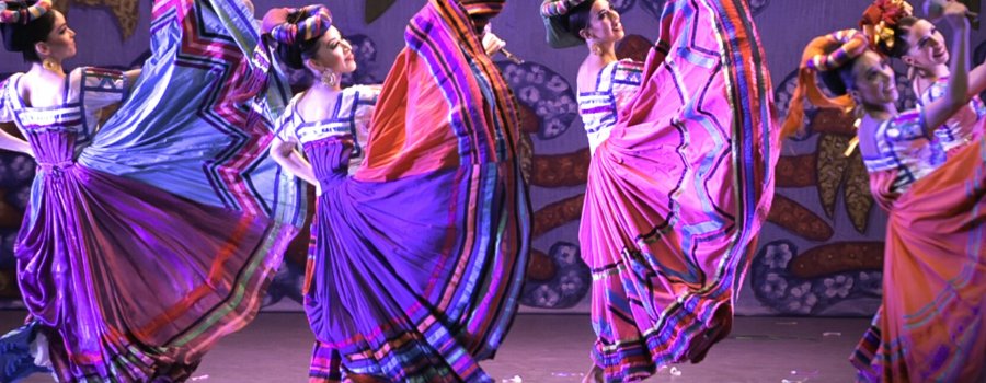 Ballet Folklórico de México de Amalia Hernández - 70 años, así te abraza México