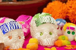 Decoración de calaveras de azúcar