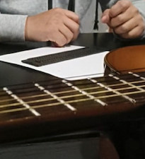 Imagen muestra de la actividad Taller de guitarra dirigido a personas con ceguera y debilidad visual