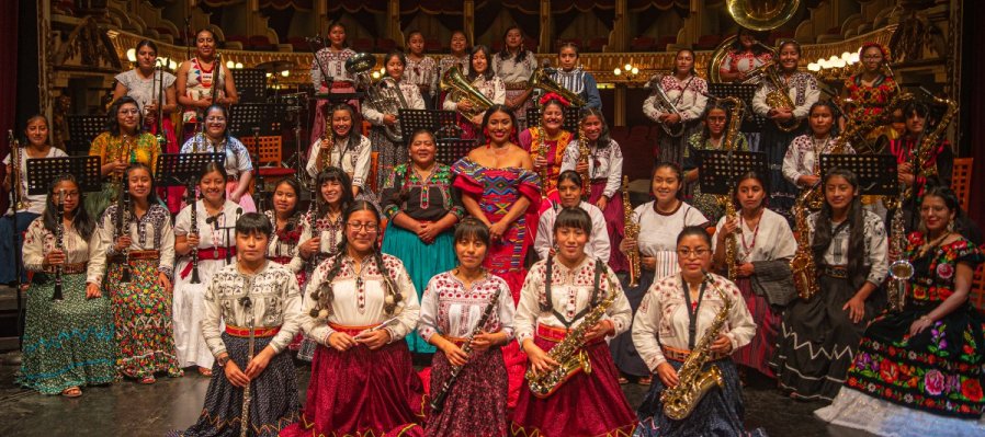 Banda femenil Mujeres del viento florido