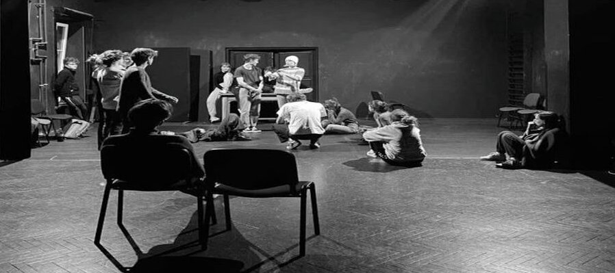 Creación de teatro para niñez