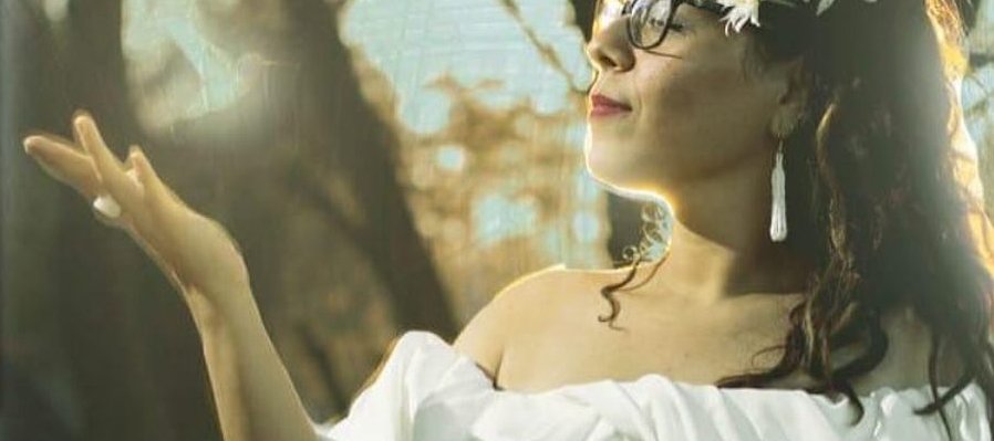 Detrás del silencio está el mar