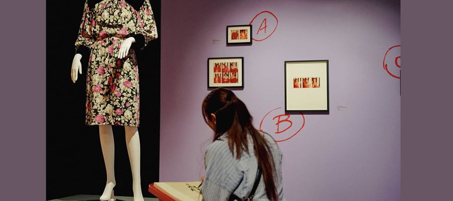 Ilustración de moda con modelo en vivo