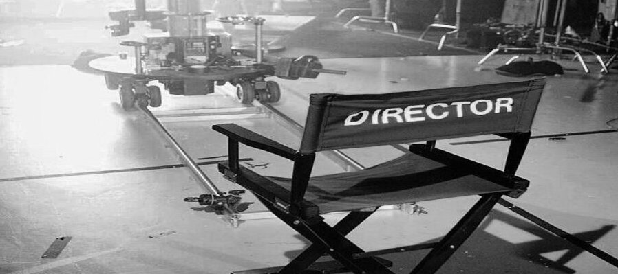 Carpeta en mano desde la perspectiva del director
