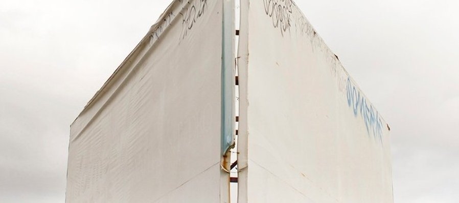 Ecos de abandono: Fotografías de una Utopía