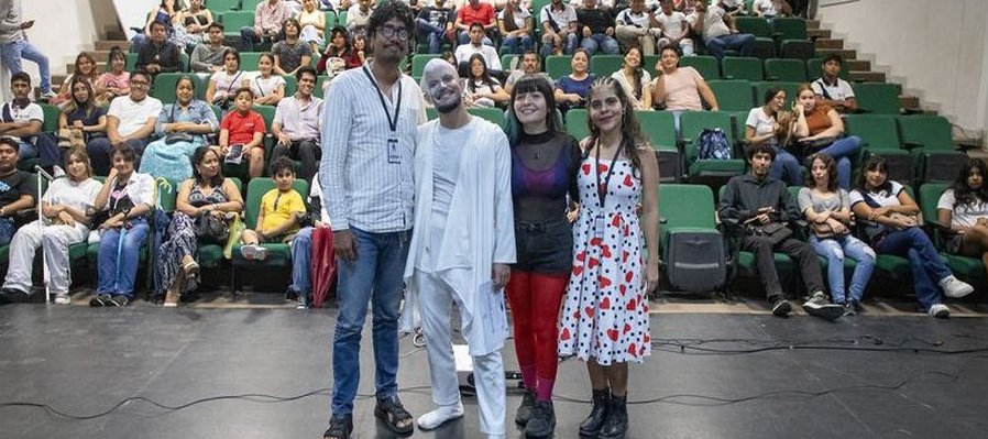 Efímero Unipersonal performático sobre el duelo migratorio