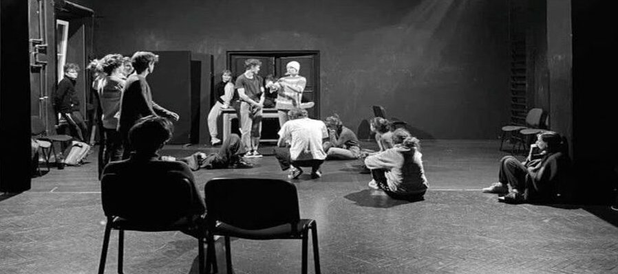 Elementos teórico-prácticos de la dramaturgia contemporánea