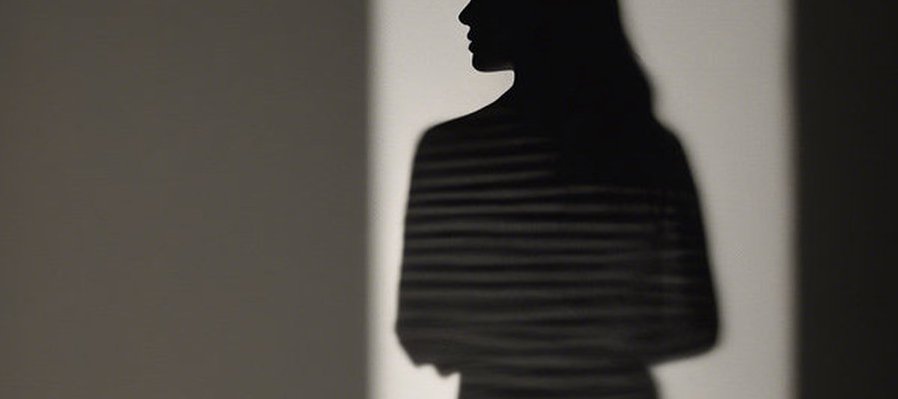 Ella a través de las sombras