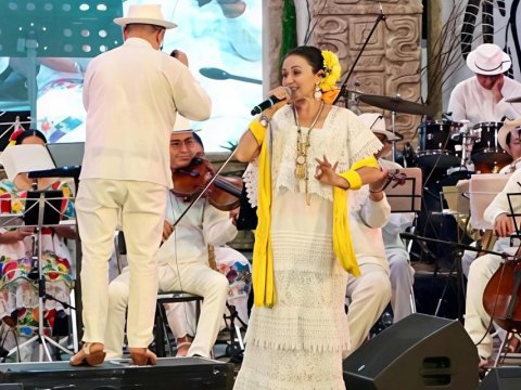 Ellas cantan con la Orquesta Típica Yukalpetén