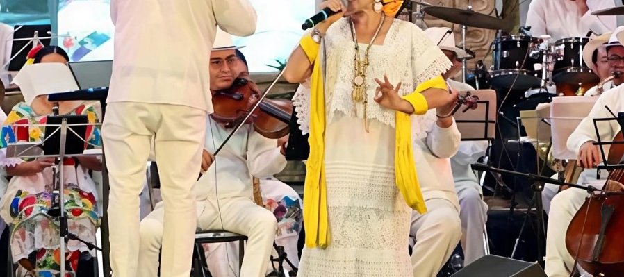 Ellas cantan con la Orquesta Típica Yukalpetén