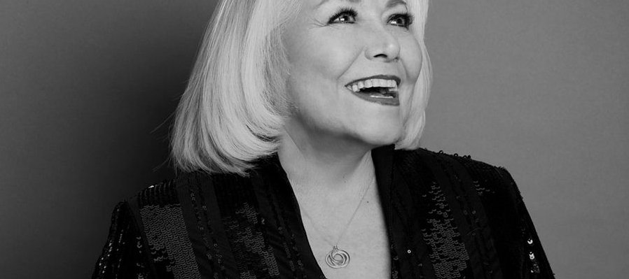 Estela Núñez con mariachi