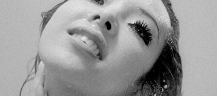 Funeral parade of roses