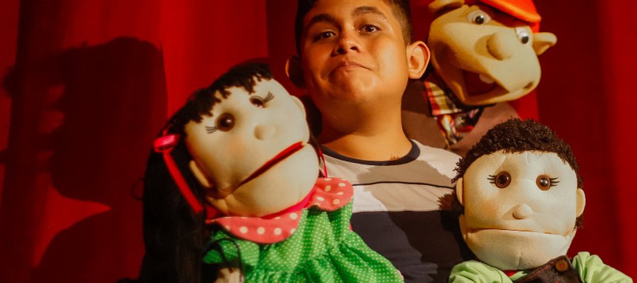 Héctor Jr. y sus títeres