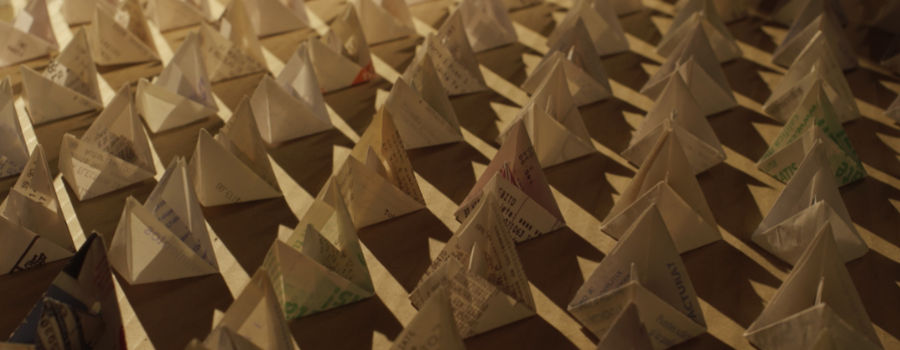 Un juguete de madera soñó con barcos de papel
