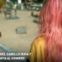 Imagen muestra de La chica del cabello rosa y una patineta al hombro