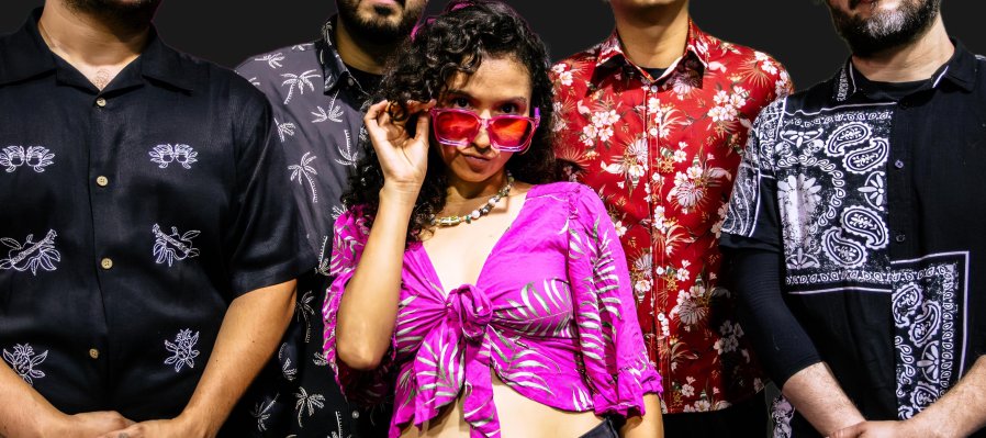 La china Escobar y su combo cumbiero