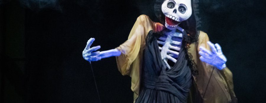 Compañía Teatral La Trouppe - Viene la muerte cantando