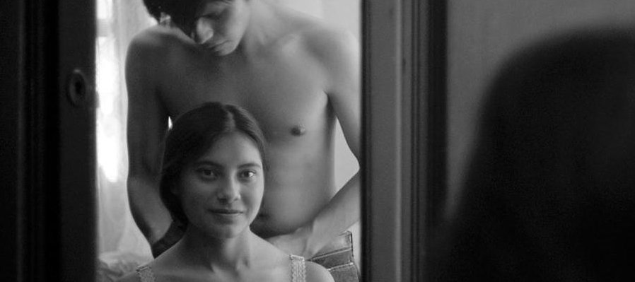 Los amantes se despiden con la mirada