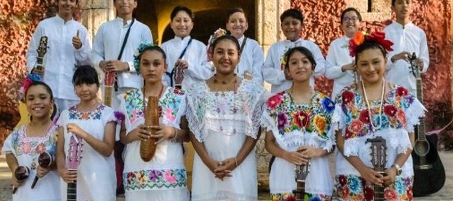 Los niños cantan a su tierra