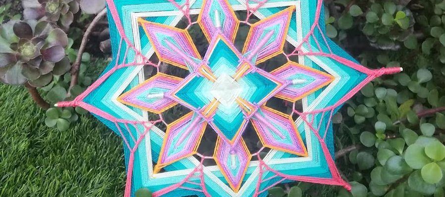 Tejiéndonos en comunidad: Mandalas tejidas y ojos de dios