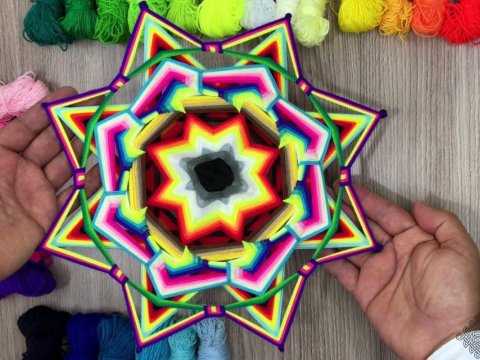Tejiéndonos en comunidad: Mandalas tejidas y ojos de dios