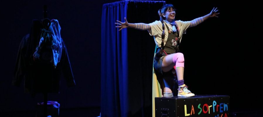 Mika y su Ozo de Peluche