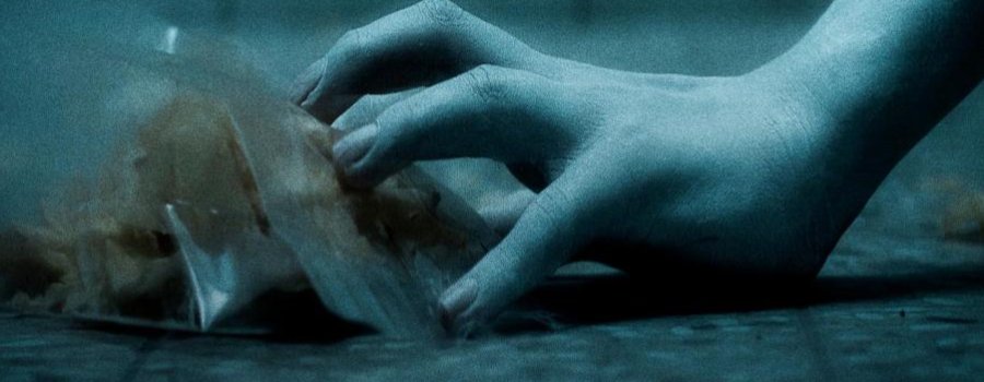 Ella vive en la escuela