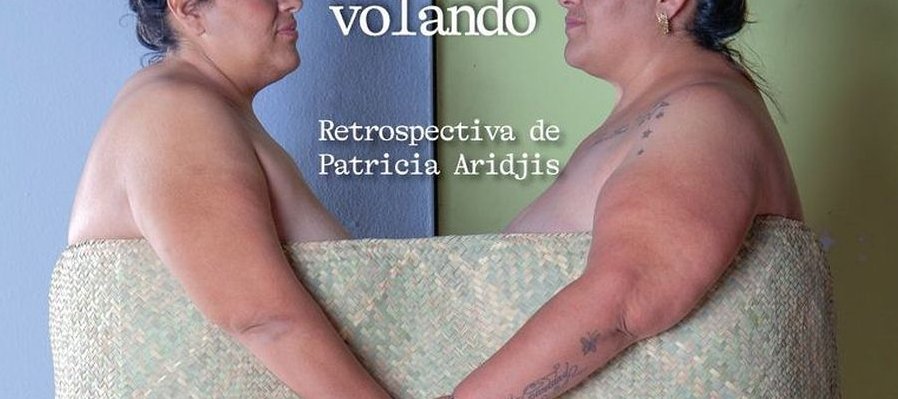 Ojos de mujer volando