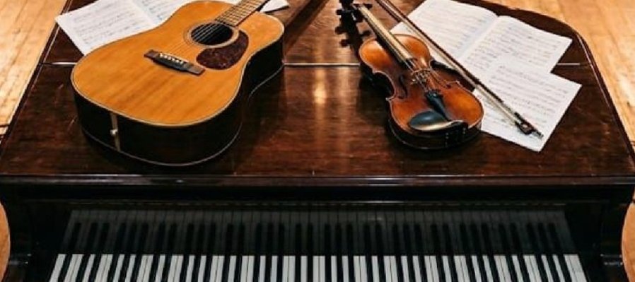 Piano, violín y guitarra
