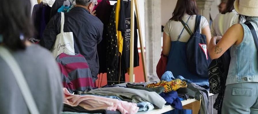 Trueque de ropa en el Franz