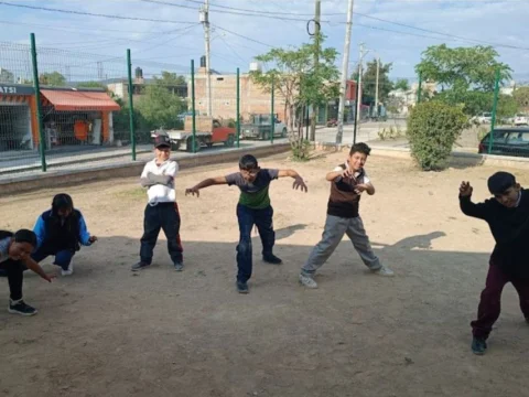 Siete lagartos sospechosos tosiendo debajo de un paraguas (Proyecto Ruelas: Grupo de Teatro Comunitario de San Ignacio "Las pulgas desastrosas")