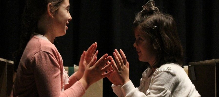 Teatro para infancias con y sin discapacidad auditiva