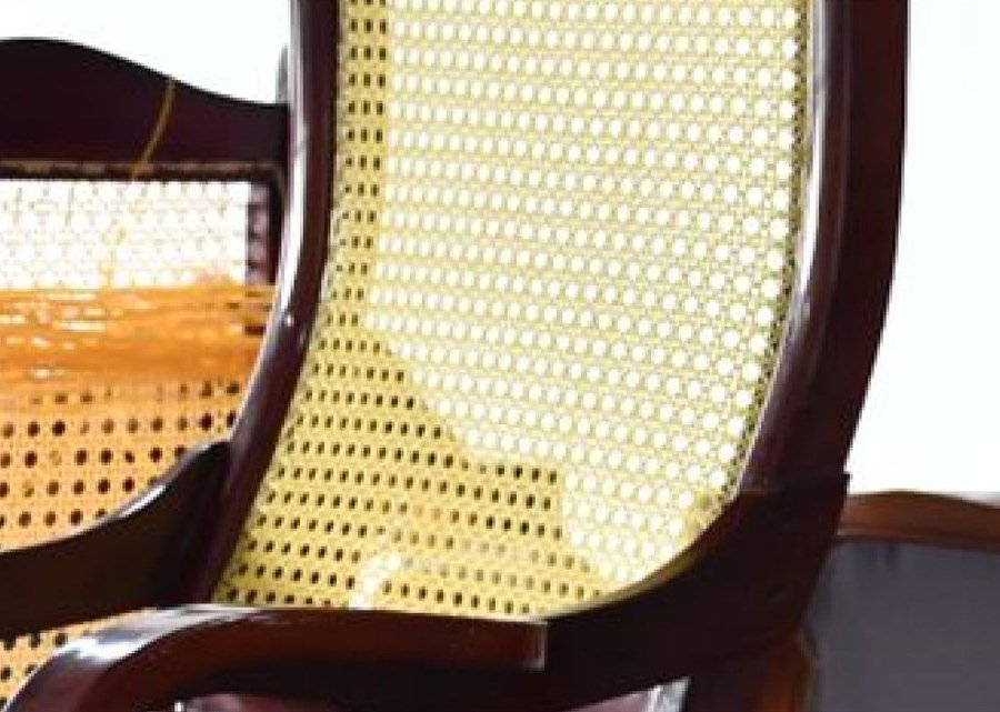 Imagen muestra de la actividad Tejido en ojo de perdiz en mueble de madera