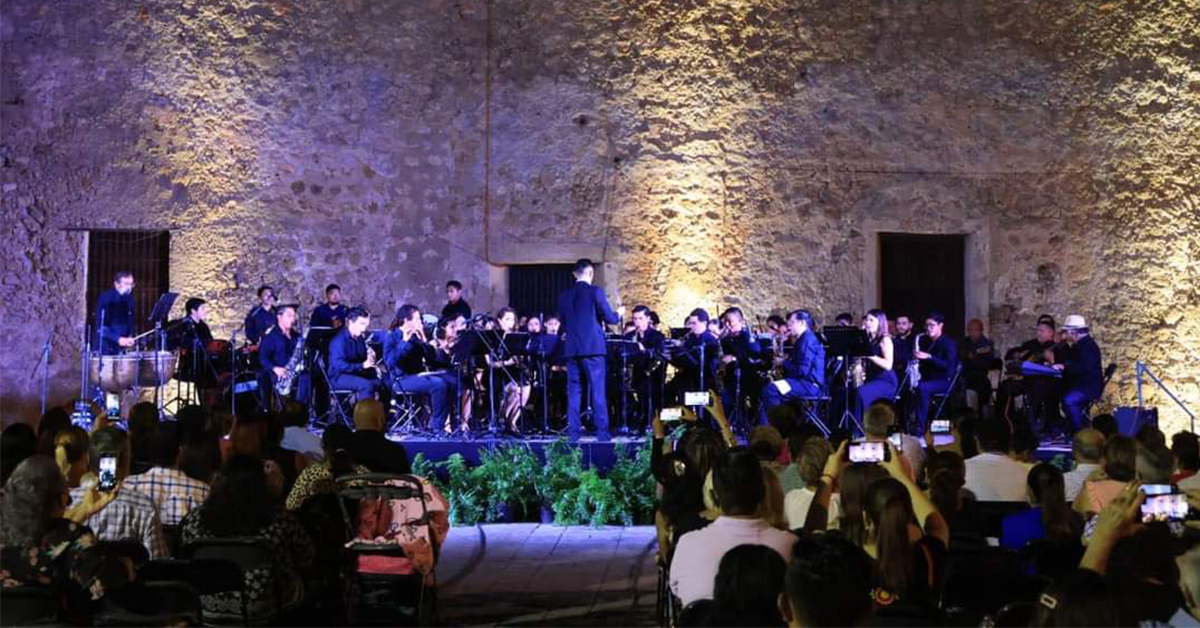 Orquesta sinfónica juvenial de tizimín, yucatán tocando para la expo feria tizimín.