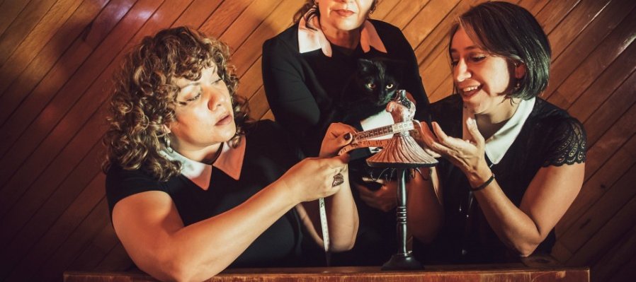 Fotografía de tres muchachas mirando a la noche