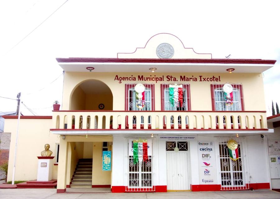 Explanada de la agencia municipal de Santa María Ixcotel