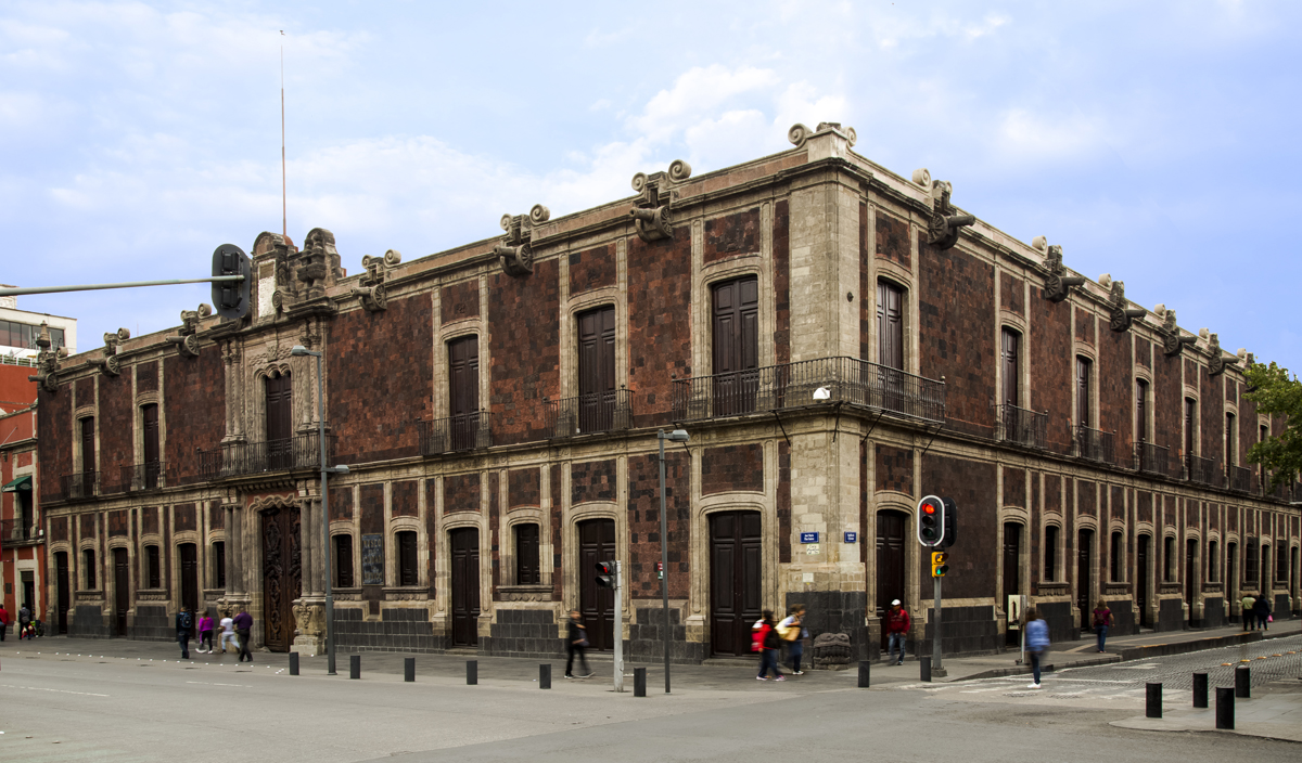  Museo de dos pisos en la cual se encuentra una estructura en la esquina de una cuadra además de ser tipo virreinal colonial,  dónde en el cual se encuentra en el segundo piso varios balcones y alrededor de la fachada todas las puertas son de color café 