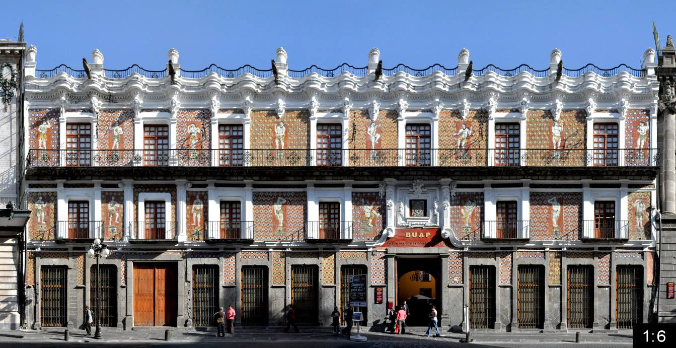 Casa de los Muñecos, una de las más bellas casonas del centro de Puebla.